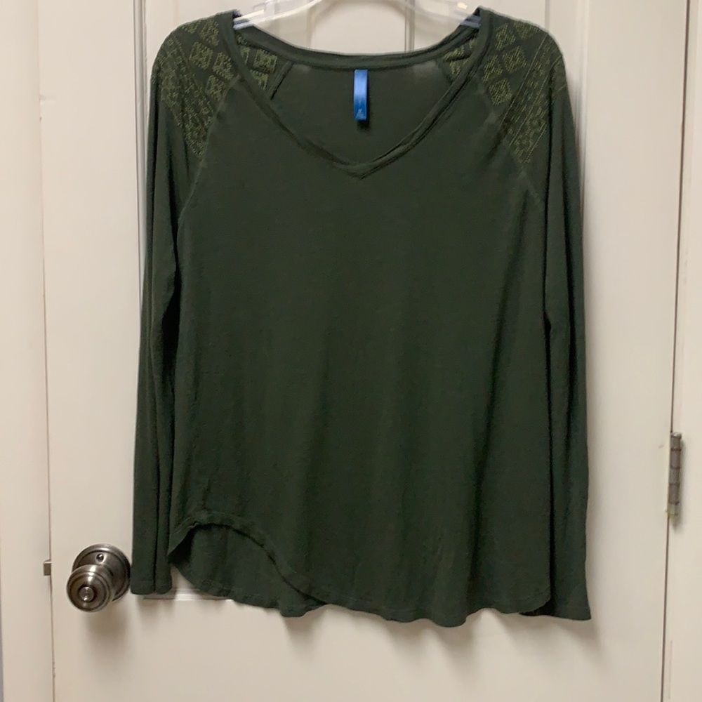 3 for $15💥 Medium Top / Shirt Long Sleeve Olive Green V-Neck Design at Shoulder